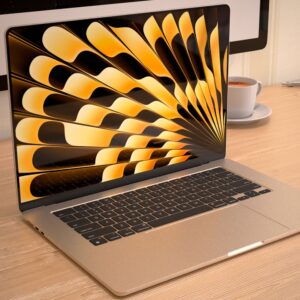 MacBook Air M2 Chip with 8-Core CPU/10-Core GPU (15-inch, 8GB RAM, 256GB SSD Storage) Starlight - Refurbished